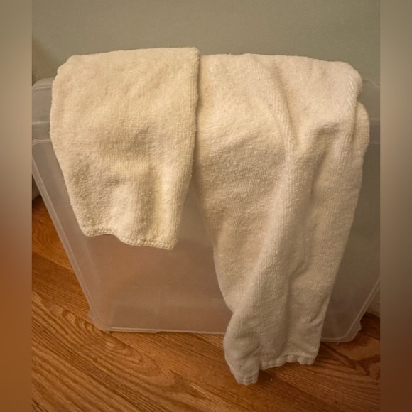 Cecil Saydah Velour Terry Holiday Poinsettias Guest Hand Towel & Wash Cloth Set - Picture 6 of 6